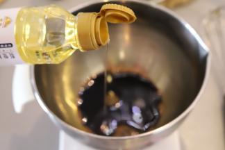 2. 黑糖水放至温热时加入玉米油。