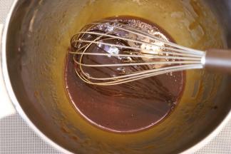 3. 用手动打蛋器混合乳化。