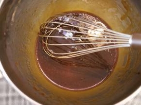 3. 用手动打蛋器混合乳化。