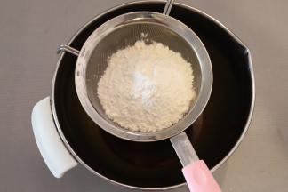 4. 低粉筛入油奶混合物内