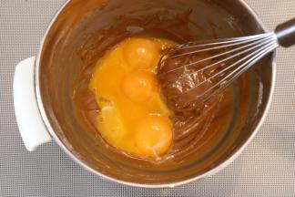 6. 磕入蛋黄，蛋白放冰箱冷冻备用。