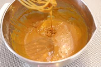 7. 拌至顺滑的蛋黄糊。