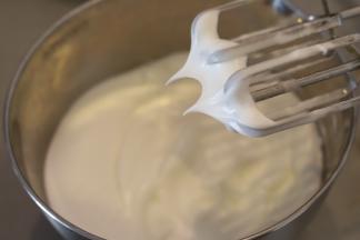 8. 蛋清内滴入柠檬汁，分三次将细砂糖加入蛋清内，打发至8成（小弯钩）。