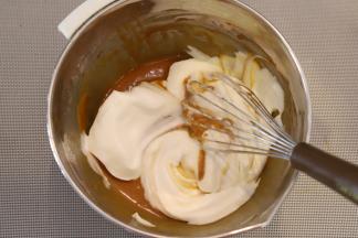 9. 取1/3的蛋白加入到蛋黄糊内，翻拌手法拌匀。