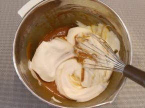 9. 取1/3的蛋白加入到蛋黄糊内，翻拌手法拌匀。