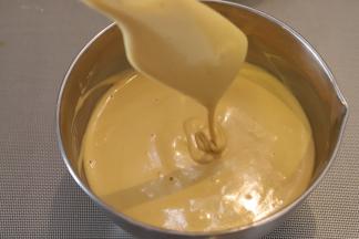 10. 再将拌匀的蛋糕糊倒入剩余的蛋白内，同样的手法混合均匀，最后的蛋糕糊细腻无明显的气泡。