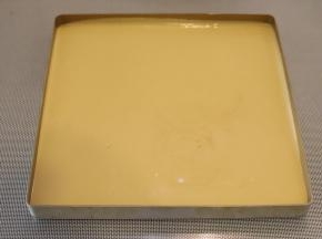 11. 28x28的方形烤盘内抹上一层薄薄的玉米油，倒入蛋糕糊，轻震去气泡。