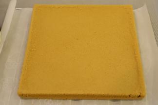 13. 出炉轻震几下脱模放凉。