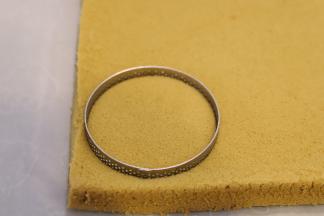 14. 准备一个直接为8cm的慕斯圈，放到蛋糕片上面。