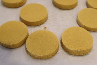 15. 压出9个小圆片。