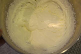 16. 淡奶油加糖打发至6成。