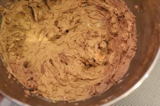 17. 筛入可可粉，打发至裱花状态。