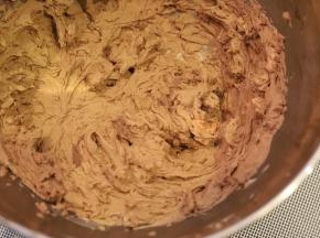 17. 筛入可可粉，打发至裱花状态。
