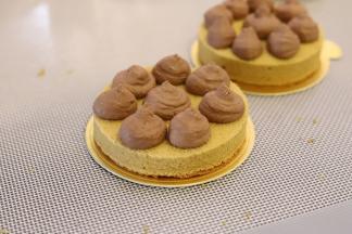 18. 可可奶油装入裱花袋内，剪一圆口，挤在蛋糕片上。