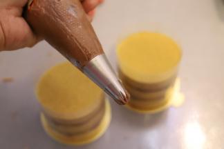 20. 剩余的可可奶油装入装有8齿裱花嘴的裱花袋内。