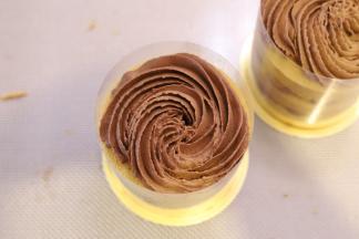 21. 在蛋糕顶部挤好奶油装饰。