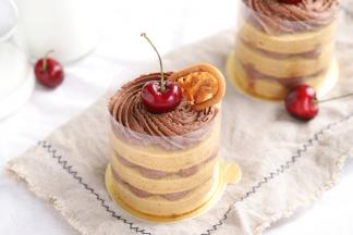 22. 摆放上樱桃盒罗马盾饼干装饰。