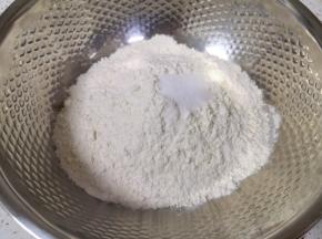 高筋面粉里面加入盐混合均匀。