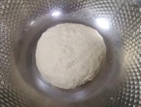 加入水和成面团（因为面粉的吸水性不同，水的用量适当调整），将面团揉光盖上保鲜膜饧半个小时。