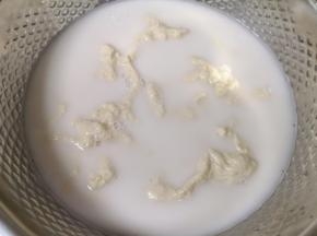 抓捏洗面，面团揉散之后将面浆水滤出。