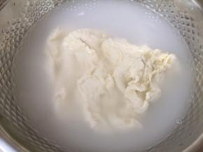 第二次可以加稍微多一点的水继续洗面，之后将面浆水滤出。