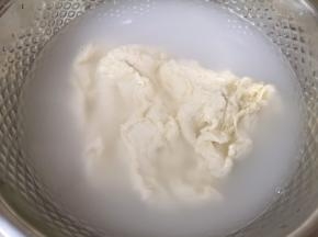 第二次可以加稍微多一点的水继续洗面，之后将面浆水滤出。