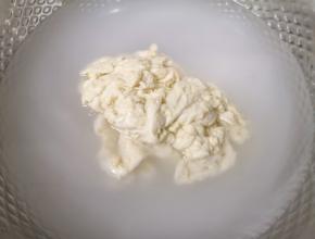 第三次加入比第二次少一些水接着洗面，之后滤出面浆水。