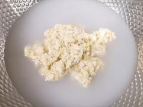 第四次加少一些水洗面，之后滤出面浆水，这时候面筋基本上已经洗干净了，可以进行第五次洗面，也可以直接将面筋放在水龙头下面冲洗干净（因为此时的面筋里面含的面浆已经很少很少了）。