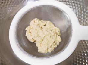 这是最后洗干净滤出的面筋。