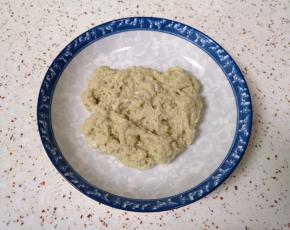 将面筋放在盘子里，盖上保鲜膜松弛一个小时左右，沸水入锅，大火蒸15-20分钟，取出晾凉备用。