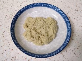 将面筋放在盘子里，盖上保鲜膜松弛一个小时左右，沸水入锅，大火蒸15-20分钟，取出晾凉备用。