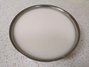 洗好的面浆水静置沉淀4-6小时（我是晚上洗的，所以沉淀了一夜）。