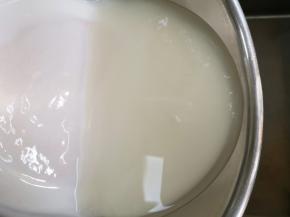 将面浆水清的部分倒掉，倒至能看到面浆即将倒出的时候停止。