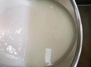 将面浆水清的部分倒掉，倒至能看到面浆即将倒出的时候停止。