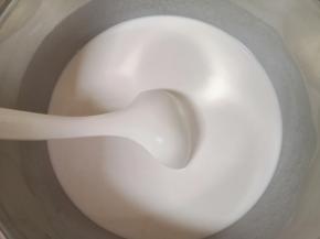 留下的面浆水搅拌均匀。