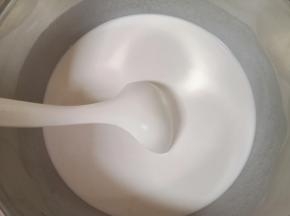 留下的面浆水搅拌均匀。