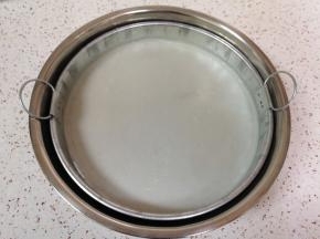 准备一盆凉水（盆要比凉皮锣锣大），将蒸好的凉皮取出放入凉水盆里冷却。