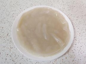 冷却后的凉皮上面刷上一层熟油，取出放在盘子里，依次做完剩下的面浆水。
