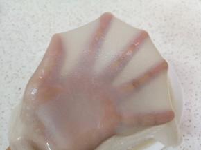 晾凉的凉皮光滑有韧性。