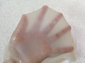 晾凉的凉皮光滑有韧性。