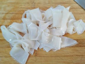 将凉皮根据自己的喜好切成条状。