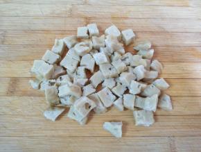 面筋切成小块。