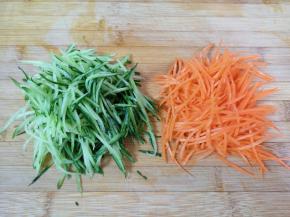 黄瓜胡萝卜分别洗干净擦成细丝。