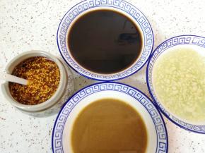 准备好芝麻酱水（芝麻酱里面放盐、生抽和水搅拌均匀）、蒜水（大蒜切碎加水和盐浸泡10分钟左右）、香醋水（香醋里面加糖和盐烧开，小火熬5分钟左右）、辣椒油（平时吃面条的油泼辣子）。