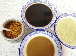 准备好芝麻酱水（芝麻酱里面放盐、生抽和水搅拌均匀）、蒜水（大蒜切碎加水和盐浸泡10分钟左右）、香醋水（香醋里面加糖和盐烧开，小火熬5分钟左右）、辣椒油（平时吃面条的油泼辣子）。