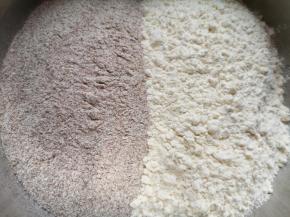 盆里放黑全麦粉和中筋面粉。