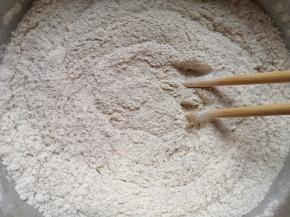 用筷子搅拌均匀。