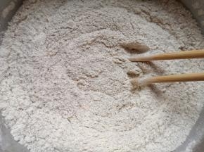 用筷子搅拌均匀。