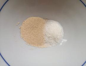 小碗里放入发酵粉和糖。