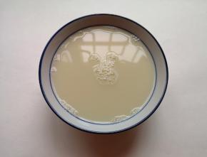 加入温水混合均匀，